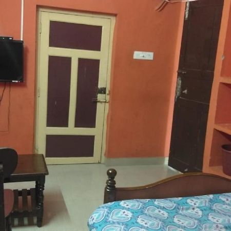 Family Guest House Near Bus-Stand 퐁디셰리 외부 사진