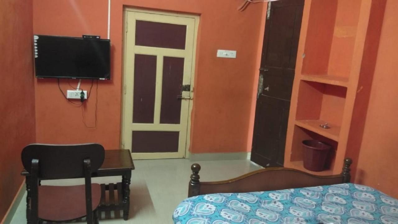 Family Guest House Near Bus-Stand 퐁디셰리 외부 사진